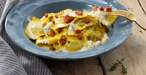 Ravioli med mild Gorgonzola BOB sauce, sprød bacon og krydderurter