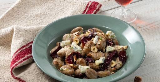 Gnocchi med Gorgonzolasauce, radicchio, hasselnødder og timian